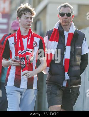 Les fans arrivent au Gtech Community Stadium avant le match de premier League Brentford vs Aston Villa au Gtech Community Stadium, Londres, Royaume-Uni, le 8 mars 2025 (photo par Izzy Poles/News images) Banque D'Images