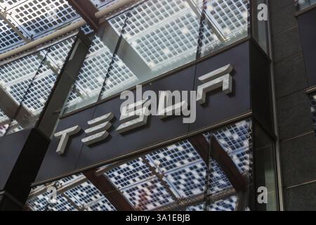 Italie, Milan - 13 mai 2022 : logo Tesla à l'entrée du magasin de véhicules électriques Banque D'Images