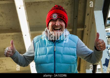 Londres, Royaume-Uni. 08 mars 2025. Les fans arrivent au Gtech Community Stadium avant le match de premier League Brentford vs Aston Villa au Gtech Community Stadium, Londres, Royaume-Uni, le 8 mars 2025 (photo par Izzy Poles/News images) à Londres, Royaume-Uni le 3/8/2025. (Photo par Izzy Poles/News images/SIPA USA) crédit : SIPA USA/Alamy Live News Banque D'Images