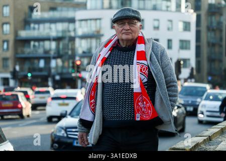 Londres, Royaume-Uni. 08 mars 2025. Les fans arrivent au Gtech Community Stadium avant le match de premier League Brentford vs Aston Villa au Gtech Community Stadium, Londres, Royaume-Uni, le 8 mars 2025 (photo par Izzy Poles/News images) à Londres, Royaume-Uni le 3/8/2025. (Photo par Izzy Poles/News images/SIPA USA) crédit : SIPA USA/Alamy Live News Banque D'Images