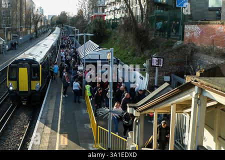 Londres, Royaume-Uni. 08 mars 2025. Les fans arrivent au Gtech Community Stadium avant le match de premier League Brentford vs Aston Villa au Gtech Community Stadium, Londres, Royaume-Uni, le 8 mars 2025 (photo par Izzy Poles/News images) à Londres, Royaume-Uni le 3/8/2025. (Photo par Izzy Poles/News images/SIPA USA) crédit : SIPA USA/Alamy Live News Banque D'Images