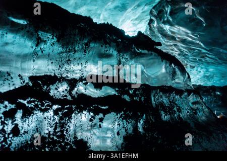Spectaculaire grotte de glace dans le glacier Vatnajokull Islande avec des formations de glace bleu profond et Un paysage glacé à couper le souffle parfait pour la photo d'aventure Banque D'Images