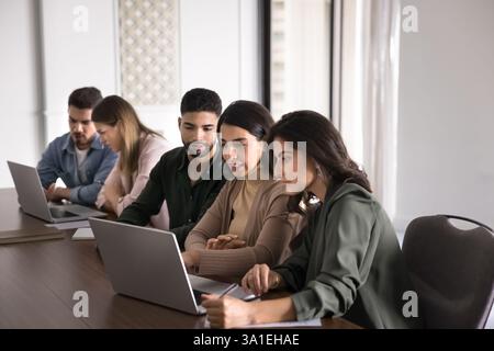 Groupe de collègues de travail ciblés travaillant ensemble sur la présentation en ligne Banque D'Images