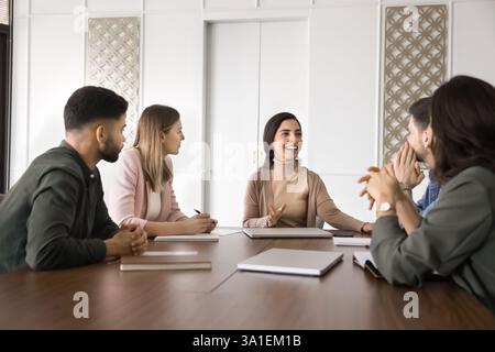Équipe professionnelle engagée dans une discussion collaborative autour de la table de conférence Banque D'Images