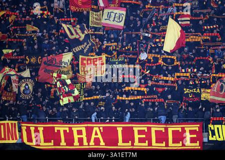Lecce, Italie. 08 mars 2025. Les fans DES US Lecce acclament dans le match entre US Lecce et AC Milan à Ettore Giardiniero - stade via del Mare à Lecce (Italie), le 8 mars 2025. Crédit : Insidefoto/Alamy Live News Banque D'Images