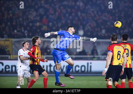 Lecce, Italie. 08 mars 2025. Wladimiro Falcone de US Lecce en action dans le match entre US Lecce et AC Milan au stade Ettore Giardiniero - via del Mare à Lecce (Italie), le 8 mars 2025. Crédit : Insidefoto/Alamy Live News Banque D'Images