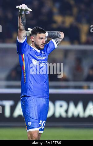 Lecce, Italie. 08 mars 2025. Wladimiro Falcone de l'US Lecce fait des gestes dans le match entre l'US Lecce et l'AC Milan au stade Ettore Giardiniero - via del Mare à Lecce (Italie), le 8 mars 2025. Crédit : Insidefoto/Alamy Live News Banque D'Images