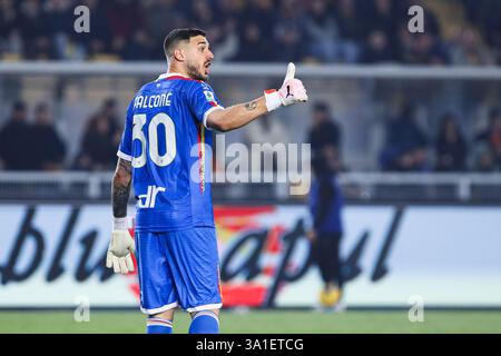 Lecce, Italie. 08 mars 2025. Wladimiro Falcone de l'US Lecce fait des gestes dans le match entre l'US Lecce et l'AC Milan au stade Ettore Giardiniero - via del Mare à Lecce (Italie), le 8 mars 2025. Crédit : Insidefoto/Alamy Live News Banque D'Images