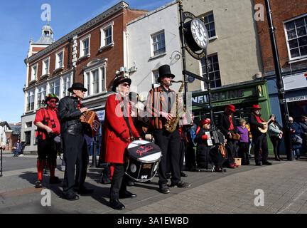 Ironmen les Ironmen et Severn Gilders : les danseurs Morris se produisant au Charter Day à Wellington, Shropshire. Wellington Market a été enregistré pour la première fois sur le Banque D'Images