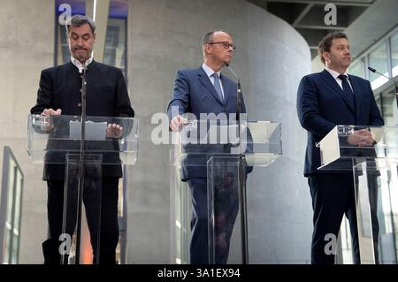 Markus Söder, Friedrich Merz und Lars Klingbeil BEI einer Pressekonferenz nach den Sondierungsgesprächen der Partei- und Fraktionsspitzen von SPD, CDU und CSU im Reichstagsgebäude. Berlin, 08.03.2025 Banque D'Images