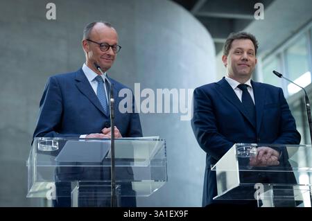 Friedrich Merz und Lars Klingbeil BEI einer Pressekonferenz nach den Sondierungsgesprächen der Partei- und Fraktionsspitzen von SPD, CDU und CSU im Reichstagsgebäude. Berlin, 08.03.2025 Banque D'Images
