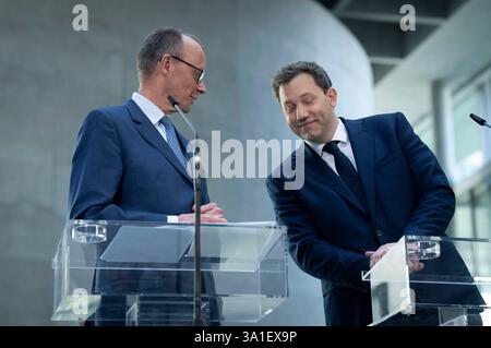 Friedrich Merz und Lars Klingbeil BEI einer Pressekonferenz nach den Sondierungsgesprächen der Partei- und Fraktionsspitzen von SPD, CDU und CSU im Reichstagsgebäude. Berlin, 08.03.2025 Banque D'Images