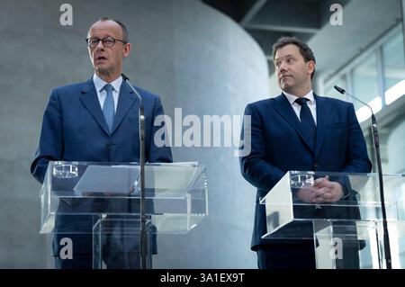 Friedrich Merz und Lars Klingbeil BEI einer Pressekonferenz nach den Sondierungsgesprächen der Partei- und Fraktionsspitzen von SPD, CDU und CSU im Reichstagsgebäude. Berlin, 08.03.2025 Banque D'Images