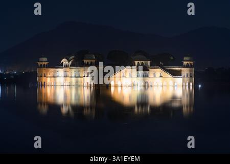 Jal Mahal Water Palace à Jaipur, Rajasthan, Inde, illuminé la nuit dans le lac Man Sagar Banque D'Images