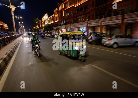 Jaipur, Rajasthan, Inde - 17 février 2025 : Tuk Tuk ou Auto Rickshaw conduite dans la rue dans la nuit. Banque D'Images