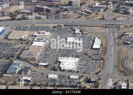 Vue aérienne d'une grande zone commerciale près de Denver, Colorado, États-Unis. Banque D'Images