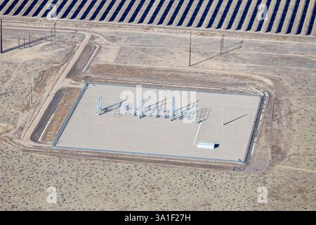 Vue aérienne d'une grande installation d'énergie solaire dans le Colorado, États-Unis. Banque D'Images