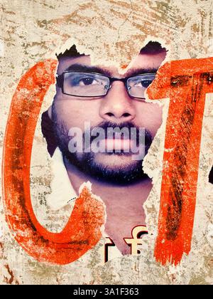 Des couches d'affiches déchirées sur un mur altéré à Varanasi révèlent un portrait fragmenté reflétant l'environnement urbain en constante évolution et la narration visuelle. Banque D'Images