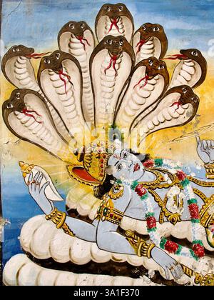 Murale du temple hindou à Varanasi représentant Vishnu couché sur le Dieu serpent Shesha (Ananta), un motif commun dans l'iconographie hindoue Banque D'Images