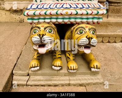 Deux tigres flanquent l'entrée Durbar Hall du fort Ramnagar à Varanasi, symbolisant l'autorité royale et la protection. Banque D'Images