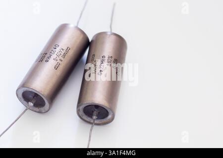 condensateurs axiaux audiophiles à film métallique de différentes tailles. Banque D'Images