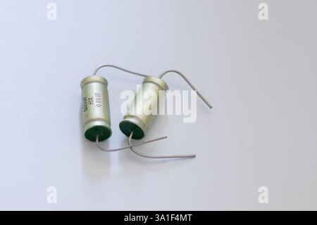 condensateurs axiaux audiophiles à film métallique de différentes tailles. Banque D'Images