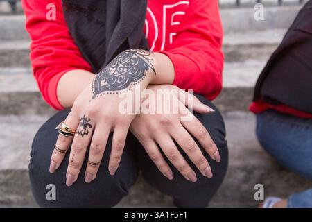 27 septembre 2017. Europe, Paris. Jeune femme avec tatouage au henné. Banque D'Images