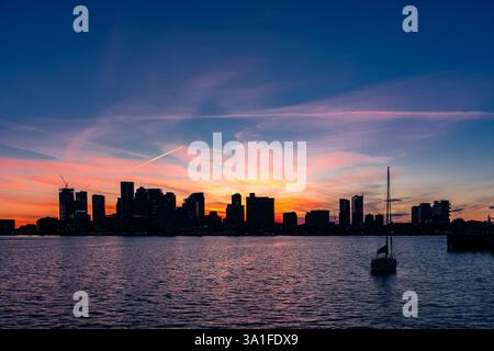 Horizon de Boston la nuit avec ciel coloré. Banque D'Images