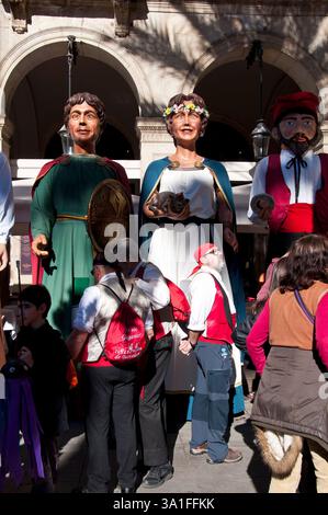 Fiesta de Santa Eulalia, fête typique du 12 février avec des géants et des figures à grosse tête, Barcelone, Ciutat Vella, Espagne Banque D'Images