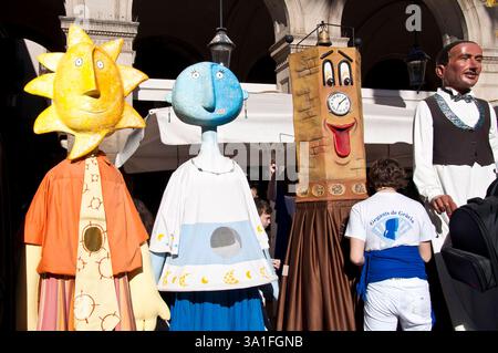 Fiesta de Santa Eulalia, fête typique du 12 février avec des géants et des figures à grosse tête, Barcelone, Ciutat Vella, Espagne Banque D'Images