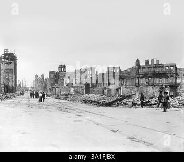Columbus Avenue regardant au nord, zone connue sous le nom de quartier Latin après le tremblement de terre, église catholique italienne Saint Pierre et Saint Paul en arrière-plan, San Francisco, Californie, États-Unis, U.S. Army signal corps, avril 1906 Banque D'Images