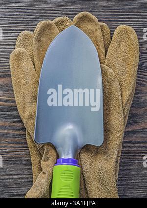 Gants de sécurité en cuir de pique à main sur le concept d'agriculture de planche en bois Banque D'Images