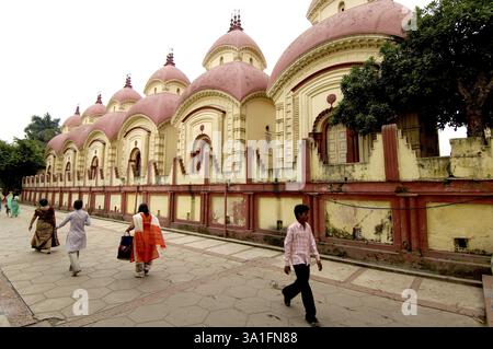 Les pèlerins ont visité Dakshineshwar Kali Temple classique cabane bengali construit en 1847 entouré de douze temples Shiva, Calcutta maintenant Kolkata, Beng Ouest Banque D'Images
