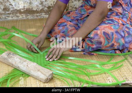 Cottage Industry, femme tissant des paniers de bandes en plastique, Tamil Nadu, Inde, Asie Banque D'Images