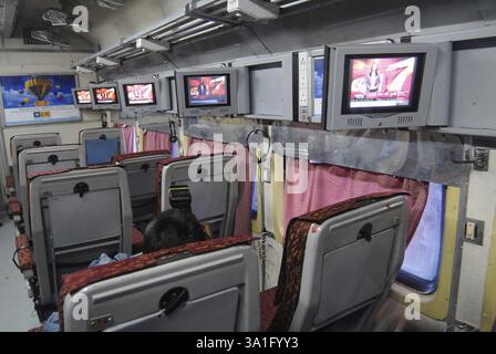 Indian Railways introduisent des téléviseurs sur une base expérimentale dans l'un des bogies climatisés de la gare centrale de Mumbai à Bombay Mumbai, ma Banque D'Images