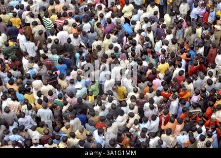 Route bondée, les gens se sont rassemblés pour voir dahi handi sur Govinda Gokul festival ashtami, Bombay Mumbai, Maharashtra, Inde, Asie Banque D'Images