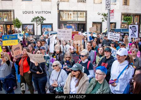 San Francisco, États-Unis. 8 mars 2025. Des centaines de personnes se rassemblent pour manifester en l'honneur de la Journée internationale de la femme à Union Square à San Francisco. De nombreux manifestants brandissent des pancartes faites maison, y compris des pancartes indiquant « nous nous tenons avec l'Ukraine », « WomXn Life Freedom », « L'histoire ne se répète pas, mais elle instruit », « Make the Handmaid's Tale Fiction Again », et les droits des femmes sont des droits de l'homme ». Crédit : Shelly Rivoli/Alamy Live News Banque D'Images