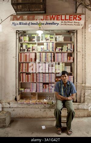 Une niche étroite dans le mur est utilisée pour installer un magasin de bijoux de fantaisie, Bombay Bombay, Maharashtra, Inde, Asie Banque D'Images