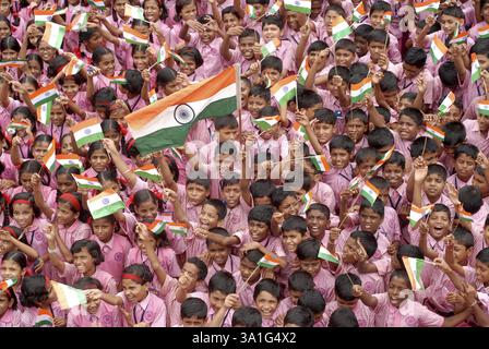 Les écoliers célèbrent le jour de l'indépendance indienne en agitant le drapeau indien tri-couleur à Bombay Mumbai, Maharashtra, Inde, Asie Banque D'Images
