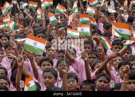 Les écoliers célèbrent le jour de l'indépendance indienne en agitant le drapeau indien tri-couleur à Bombay Mumbai, Maharashtra, Inde, Asie Banque D'Images
