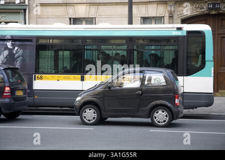 Scène de rue - voiture intelligente couleur noire sur la route, petit véhicule, Paris, France, Europe Banque D'Images