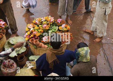 Dévots au temple de Baba Baidyanath très célèbre l'un des douze Jyotirlingas, Deoghar, Jharkhand, Inde, Asie Banque D'Images