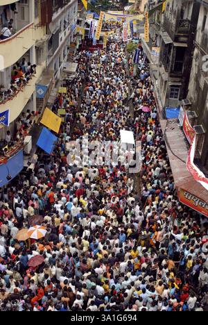Route bondée, les gens se sont rassemblés pour voir dahi handi sur Govinda Gokul festival ashtami, Bombay Mumbai, Maharashtra, Inde, Asie Banque D'Images