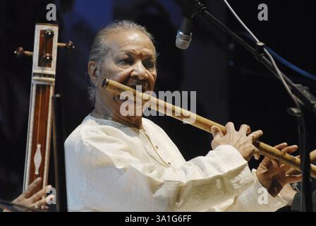 Joueur de bansuri (flûte) de renommée mondiale Pandit Hariprasad Chaurasia se produit au Shanmukhananda Hall à Bombay Now Mumbai, Maharashtra, Inde NO MR Banque D'Images