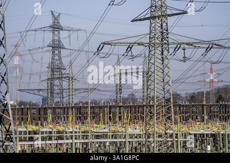 Poste de Dortmund-Kruckel, début d'une ligne à très haute tension de Dortmund à Dauersberg en Rhénanie-Palatinat, conversion d'une ligne de 220 kV en Banque D'Images