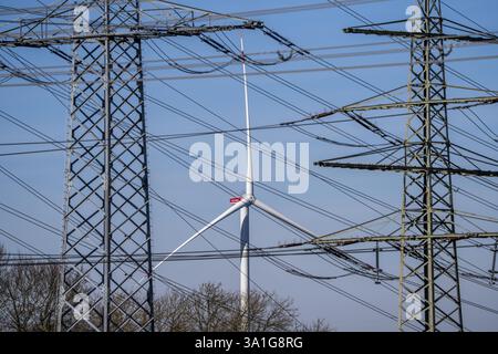 Pylônes haute tension, lignes à la sous-station Dortmund-Kruckel, éolienne, démarrage d'une ligne très haute tension de Dortmund à Dauersberg à Rhinel Banque D'Images