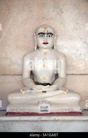 Idole de Mahavir Swami au temple Siddhgiri, Palitana, Gujarat, Inde, Asie Banque D'Images