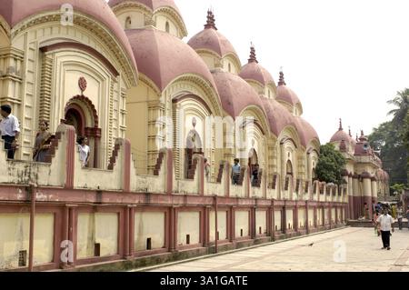 Les pèlerins ont visité Dakshineshwar Kali Temple classique cabane bengali construit en 1847 entouré de douze temples Shiva, Calcutta maintenant Kolkata, Beng Ouest Banque D'Images