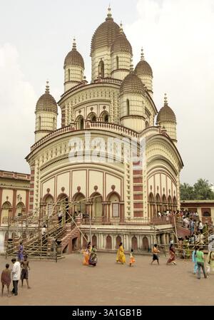 Les pèlerins ont visité Dakshineshwar Kali Temple classique cabane bengali construit en 1847 entouré de douze temples Shiva, Calcutta maintenant Kolkata, Beng Ouest Banque D'Images