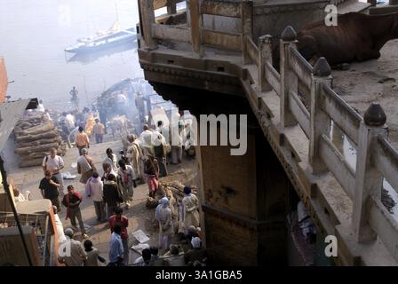 Cérémonie de crémation hindoue à Manikarnika Ghat sur les rives du fleuve Saint Ganga, Varanasi, Uttar Pradesh, Inde, Asie Banque D'Images